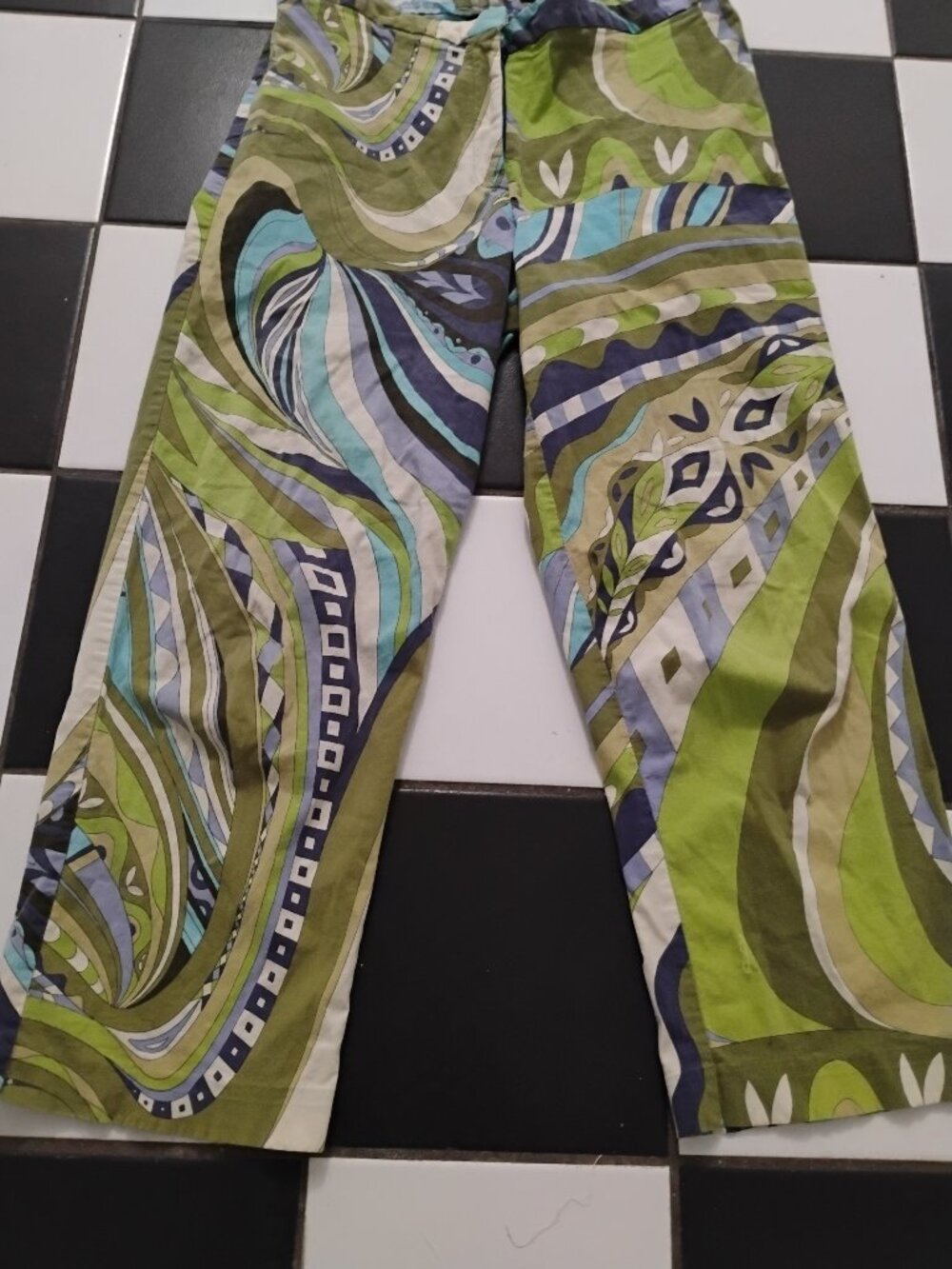 SOLD-Vintage Abstract Capris 💚 💙 💛